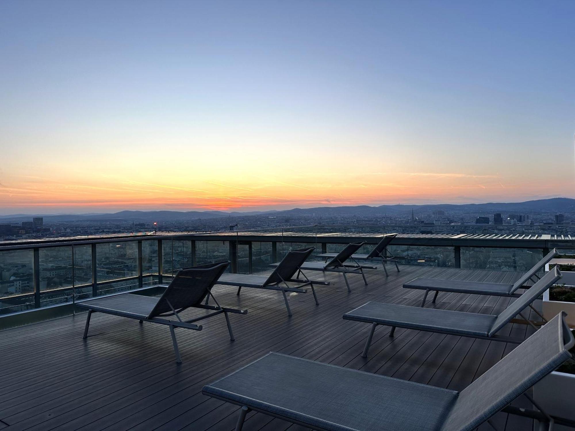 Panorama Sky Apartment I Rooftop Pool I Metro Station Відень Екстер'єр фото