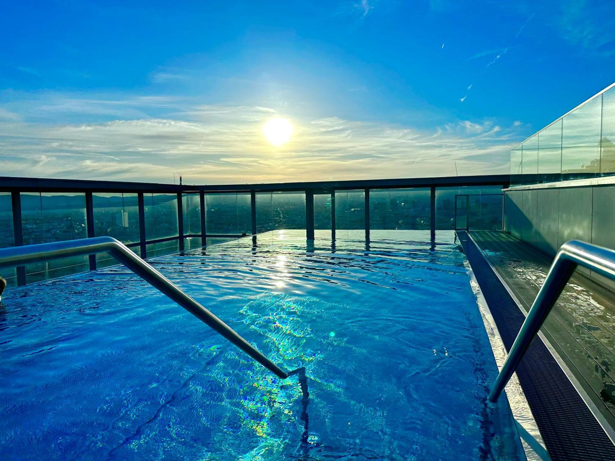 Panorama Sky Apartment I Rooftop Pool I Metro Station Відень Екстер'єр фото